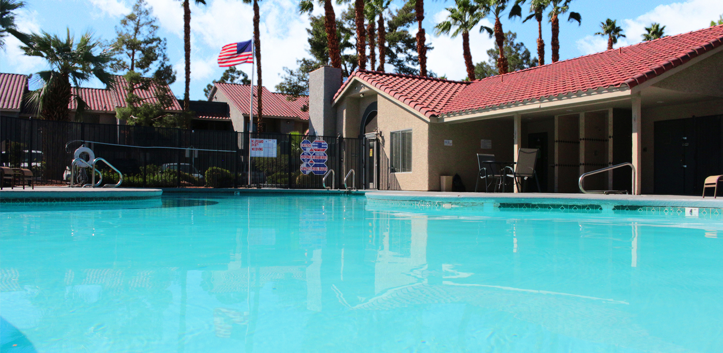 This banner image shows the swimming pool of Silver Palms Apartments.